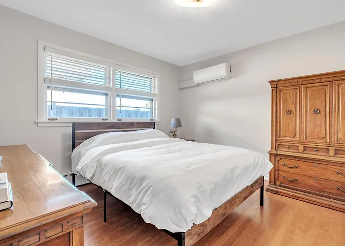 Spacious 2 Bedroom In Niles, Illinois With Office, Full Kitchen And 2 Baths