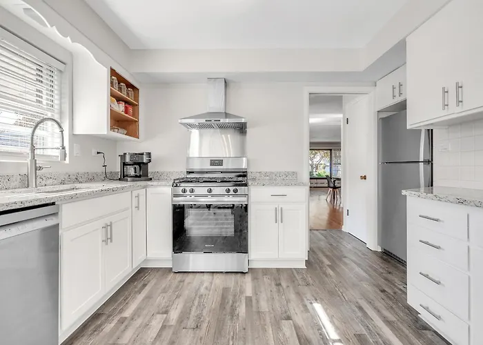 Spacious 2 Bedroom In Niles, Illinois With Office, Full Kitchen And 2 Baths * Niles