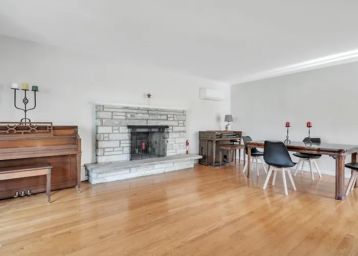Spacious 2 Bedroom In Niles, Illinois With Office, Full Kitchen And 2 Baths Niles