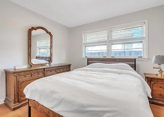 Spacious 2 Bedroom In Niles, Illinois With Office, Full Kitchen And 2 Baths